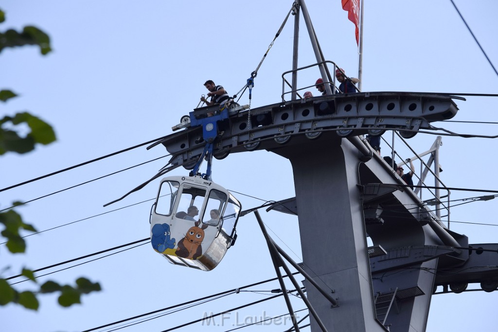 Koelner Seilbahn Gondel blieb haengen Koeln Linksrheinisch P051.JPG - Miklos Laubert